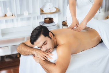 Kafkas erkek müşteri stres önleyici spa masajının keyfini çıkarıyor ve lüks otel veya oteldeki gündüz açık hava ortamında güzellik derisi eğlencesi ile şımartıyor. Sessiz.