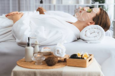 Kaplıca salonunun sakin atmosferi, birkaç müşteri lüks salatalık yüz maskesi takarak kendini yenilemeye çalışıyor. Yüz bakımı tedavisi ve güzellik konsepti. Sessiz.
