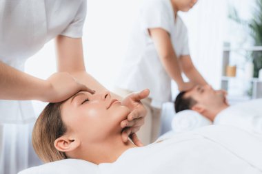 Kafkasyalı çift stres önleyici kafa masajının keyfini çıkarıyor ve lüks otellerde ya da otel spa salonlarında gündüz kaplıcalarında yüz güzelliği eğlencelerini şımartıyor. Sessiz.