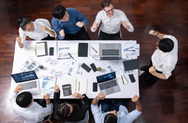 Üst düzey toplantı masası, heyecanlı ve mutlu ofis çalışanı başarılı bir stratejik pazarlama planlamasından sonra kutlama yapıyor. Takım çalışması ve olumlu tutum verimli bir işyeri yaratır. Tedbirli