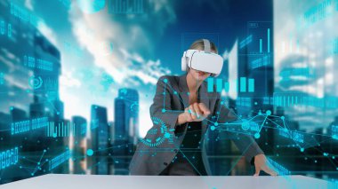 İş kadını, VR tarafından piyasa analizi ve iş grafiği grafiği gözlemcisini seçerek, sağlam küresel yenilik arayüzü ile dijital bilgi ağı teknolojisi görsel hologram animasyonu bg oluşturmaktadır. Kısıtlanma.