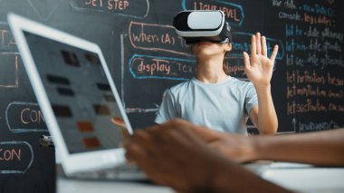 Karatahtadaki Afrikalı öğrencilerin el kodlama veya programlama sistemlerini web geliştirme planı ile kapatırken, genç bir kız da mühendislik dersiyle kara tahtada oynuyor. Yenilik. Öğretim.