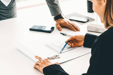 Ofisteki inşaat çizim projesinde çalışan mimar ve mühendis. Mimarlık ve mühendislik sektörü konsepti. uds