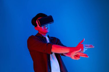 VR takan akıllı oyuncu metaevren dünyasına dönüyor, silah avcılığı oynuyor, mavi neon ışığını, zafer hayvan avcılığıyla bağlantılı, fütüristik teknoloji hologramı sanal gerçekliğiyle izole ediyor. Entrika.