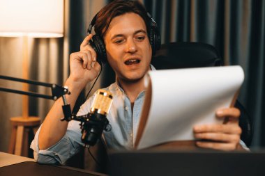 Akıllı yayıncının sunucu kanalı, canlı sosyal medyada canlı yayında konuşma programı ile birlikte modern stüdyoda, kayıt cihazıyla dinleyiciye senaryo okumaktadır. Bireysel.