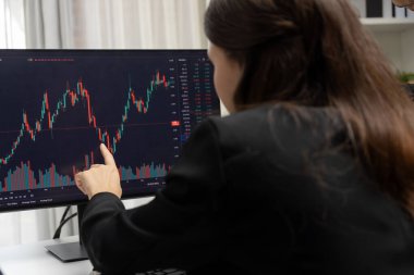 Dinamik borsada döviz kuru yatırımını tartışan iki ticaret simsarı iki bilgisayar ekranında gerçek zamanlı risk grafiği ya da modern ofisteki kar noktasını karşılaştırıyor. Varsayım.