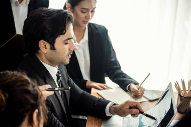 Modern ofis ortamında çalışan çeşitli etnik gruplardan çeşitli iş adamları. Üretken ve çok ırklı ofis çalışanları stratejik ticari pazarlama konusunda tartışmaya giriştiler. Çok titiz.