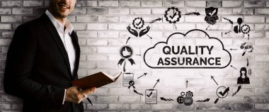 Kalite Güvencesi ve Kalite Kontrol Konsepti - Modern grafik arayüzü sertifikalı standart süreç, ürün garantisi ve müşteri memnuniyeti için kalite iyileştirme teknolojisini gösteriyor. uds