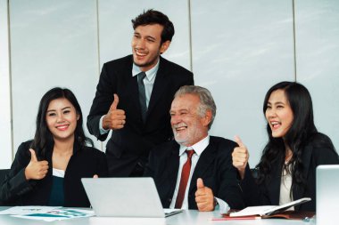 Genç Asyalı iş adamlarının ve çevirmenin de yardımıyla Beyaz Saray 'da çalışan kıdemli yönetici. Kurumsal uluslararası iş ve sekreter dili çeviri kavramı. uds