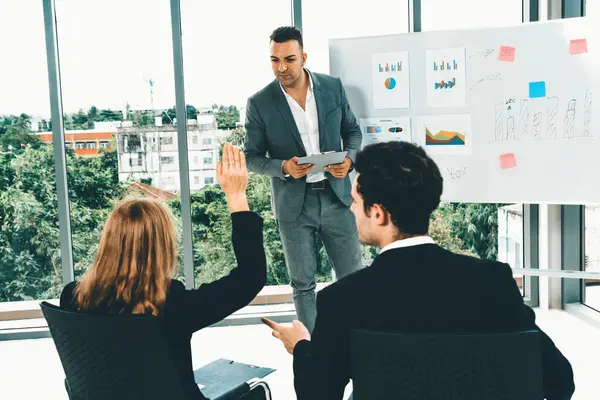 İş kadınları ve işadamları ofis odasında grup toplantısına katılıyorlar. Şirket iş ekibi konsepti. uds