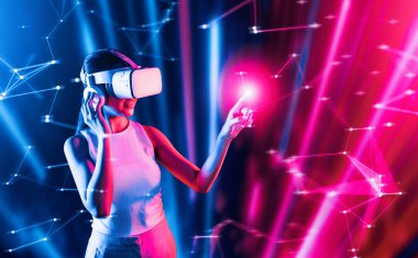 Meta-meta 'da siber punk stilinde ayakta duran zeki kadın metaevrene bağlı VR kulaklık takıyor, gelecekteki siber uzay teknolojisi kullanıyor, kadın sanal gerçekliğe dokunan bir nesne kullanıyor. Halüsinasyon.