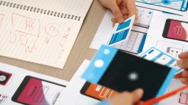 UX geliştiricisinin panorama videosu veya şirket tasarım kullanıcı arayüzü veya mobil uygulama için UI prototipi veya akıllı telefondan yazılım gösteren web sitesi yazılımı. Sinerjik