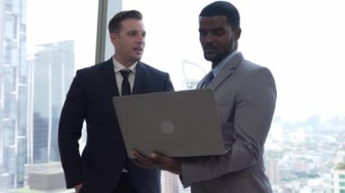 Şehir siluetine bakan süslü ofis, çeşitlilik uzmanlığı iddialı iş genişletme veya stratejik pazarlama tartışmaları. Finansal danışman, danışmanlık sektörü öngörüleri ve fikir verir