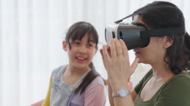 Torun dizüstü bilgisayarı kontrol ediyor. Büyükannem VR ile metaevrene dalıyor. Teknoloji aktivitelerine adapte olan son sınıf öğrencisi yeni nesil çocuklarla iletişim kuruyor. Nesiller arası uçurum aile bağlarını güçlendiriyor. Uyumsuzluk.