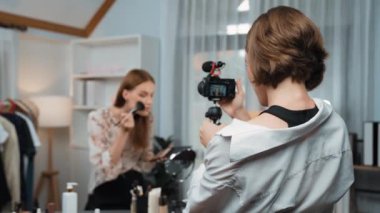 Etkilenen iki ortak canlı yayında video görüntülerini çekiyor makyaj malzemesi prim sosyal medya veya blog. Kozmetik stüdyosu ışıklandırmalı mutlu genç kız çevrimiçi pazarlama oturumu yayını için..