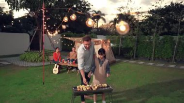 Aile birlikte bahçede kamp kurar, baba ve kız aile bireyleri için ızgara yapar. Doğayla iç içe olmak için açık hava kamp aktiviteleri ve genç nesil çapraz kuşaklarla zaman geçirmek için. Uyumsuzluk.