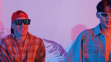 Break dansçı takımının modern stüdyoda pembe ışıkla dans etmesini kapatın. Çok kültürlü insanlar moda kıyafetleri giyerek hip hop müziğine geçiyorlar. Çılgın, komik bir ruh hali. Mutluluk.