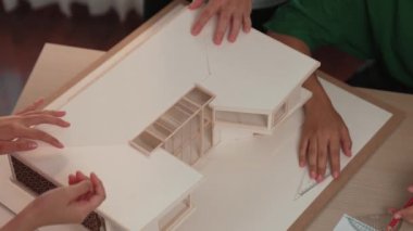 Mimari ekipman incelemesi kullanarak yavaş çekim ev tasarımcısı ve müşteri veya müşteriyle birlikte mimari ev modeli tasarım örneklerini ölçer. Değiştirilmiş