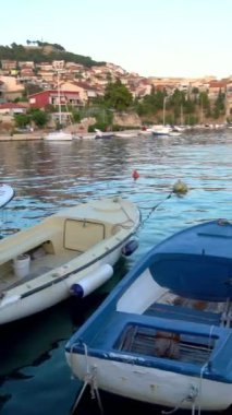 Hırvatistan 'ın Sibenik kenti Skyline - Sibenik, Krka nehrinin Adriyatik Denizi' ne aktığı Hırvatistan 'ın orta Dalmaçya' da tarihi bir şehir. Sibenik, kıyılardaki en eski yerli Hırvat kasabası..