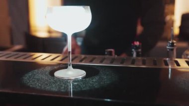 Kapalı el barmeni karışık votka bardağına şeker ya da tuz ekliyor, özel içecek menüsü hazırlıyor. Gece hayatını gösteren özel bir içecek. Vinosity.