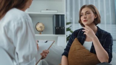 Mutlu hasta ve psikolog klinikte olumlu duygularla zihinsel sağlık sohbetlerini paylaşırken aynı zamanda klinikteki psikologlara başarılı bir iş ve hayatı açıklıyorlar.