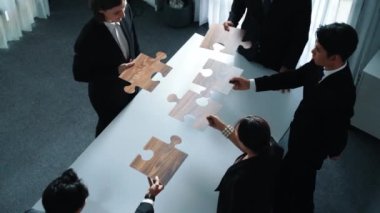 Yetenekli iş adamlarının üst görüşü son yapbozu bir araya getirip dolduruyor. Proje yöneticisi grubu tam bulmaca ya da çözme sorunu. Birlik, takım çalışması, başarılı proje. Müdürlük.