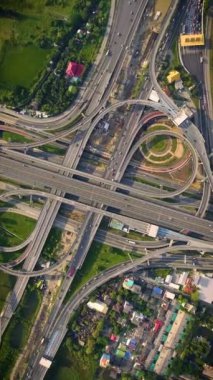 İHA ile alınan yoğun şehir trafiği ile karayolu kavşağının hava görüntüsü. Şehir otoyolu Bangkok 'un doğusundaki çevre yolunda, ulaşım ağında alındı..