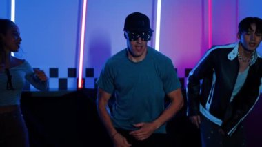 Kameranın önünde dans eden yetenekli break dansçı farklı arkadaşları pop ya da hip hop müziği dinlemek için arkada dans ediyor. Çekici performans ekibi kameraya doğru hareketli hareketler sergiliyor. Mutluluk.