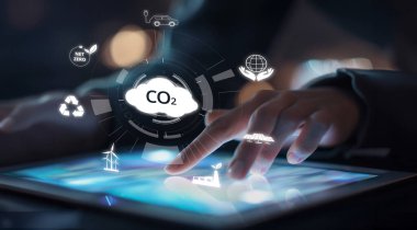 İş adamı CO2 emisyonlarını azaltmak için girişimlerde bulunuyor ve net sıfır hedefliyor. Daha yeşil bir gezegenin karbondioksitini azaltarak sürdürülebilirliğe olan bağlılığını gösteriyor. EIDE