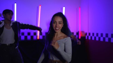 Kameranın önünde dans eden yetenekli break dansçı farklı arkadaşları pop ya da hip hop müziği dinlemek için arkada dans ediyor. Çekici performans ekibi kameraya doğru hareketli hareketler sergiliyor. Mutluluk.