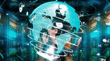 Dünya finans verilerini VR gözlükleriyle inceleyen bir kadın sunucudaki dijital bilgi ağı teknolojisi sanal gerçeklik animasyonunu küresel arayüze dönüştürüyor. Kısıtlanma.
