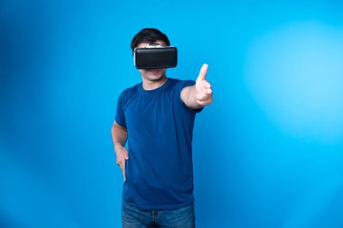 VR takan akıllı oyuncu metaevren dünyasına dönüyor, silah avcılığı oynuyor, mavi arka planda zafer hayvan avcılığı yapan fütüristik teknoloji hologramına bağlanıyor, sanal gerçeklik. Entrika.