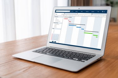 Ekip projesinin zaman çizelgesini gösteren bilgisayar ekranında, modern iş projesi yönetimi için proje planlama yazılımı