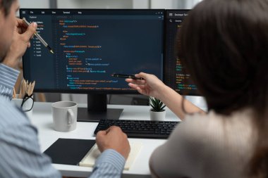 İki ekran ekranında yaratıcı web sitesi planlama yazılımını tartışan yetenekli geliştiriciler programı arka görüş konseptiyle ofiste tasarımı analiz eden tam yığın veri. Varsayım.