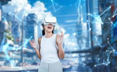 Kadın standı beyaz VR kulaklık takıyor ve beyaz kolsuz bağlantı metaverse, gelecekteki teknoloji siber uzay topluluğu yaratıyor. Etrafına bakıyor ve meta 'da fantezi inşa etmekten zevk alıyor. Halüsinasyon.