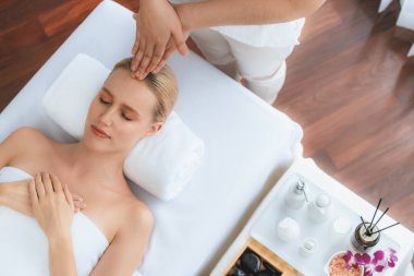 Panorama 'da kadınların stres önleyici kafa masajından ve lüks tatil beldesi veya otel spa salonundaki modern ışık ortamında yüz güzelliği eğlencelerini şımartmaktan hoşlandığı bir manzara var. Sessiz.