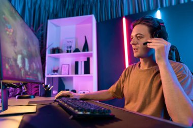 Sunucu kanalı bilgisayar ekranında muptiplayer 'larla Moba' yı oynayan ya da savaş alanında yalnız olan akıllı oyun flaması odaklı. Esport neon dijital ışık odasından canlı yayın yapıyor. Bireysel.