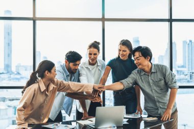 Bir grup çok kültürlü iş adamı modern ofiste el ele tutuşuyor. Mutlu akıllı iş ekibi birlikte çalışıyor. Birleşmeyi, birlikte çalışmayı, ortaklığı, iş yerini temsil etti. İzleme.