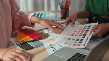 Grafik tasarımı için renk seçimi yapan ve beyin fırtınası yapan iki tasarımcının el kapanışı ya da tasarımcı bürosunda krom danışmanlığı isteyen bir müşteri. Değiştirilmiş