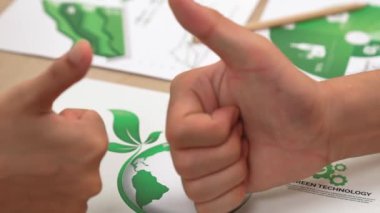 Profesyonel mühendis ve mimar, modern ofisteki yeşil bina tasarımı için birbirlerini öven eko ev projesinde birlikte çalışırlar. Eline odaklan. Kapatın. Tanımlama.