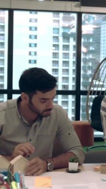 Yaratıcı iş adamları modern işyerindeki ofis masasında sohbet ediyorlar. Şirket uluslararası iş kavramı.