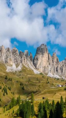 Dolomites İtalya 'nın Güney Tyrol bölgesindeki Pizes de Cir Ridge, Batı Dolomitleri - İtalya doğa gezisi ve açık hava etkinliği için turistik bir yer. Kuzey İtalya 'nın nefes kesici manzarası