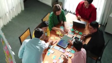 Erkek lider görüşü Ux Ui fikrini toplantıda sunar. Yatırım için karar verirken, yatırımcıdan gündelik kıyafet dinleme yaratıcı planı. Cemaat.