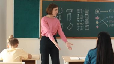 Asyalı kız sınıfın önünde kendinden emin bir şekilde yürürken beyaz bir öğretmen gönüllü istiyor. Zeki öğrenci, öğretmenler el çırparken elini kaldırdı ve soruyu cevapladı. Pedagoji.