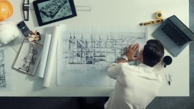 Cetvel kullanarak akıllı inşaat mühendisinin çizim ve ölçüm planının en üst görüntüsü. Mimar scatch bina projesinin hava görüntüsü. Ekipman ve güvenlik kaskıyla toplantı masasında. Hizalama.