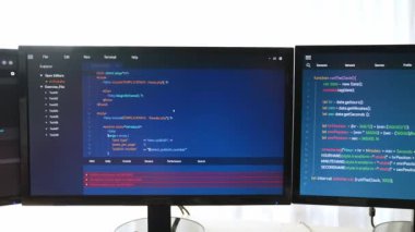 Yavaş çekim arkası yazılım geliştirici mühendisi bilgisayar programlama için birlikte çalışarak hata ayıklama kodunu çözüyor, ofiste monitörde karmaşık algoritmaları çözüyor. Filizlenen