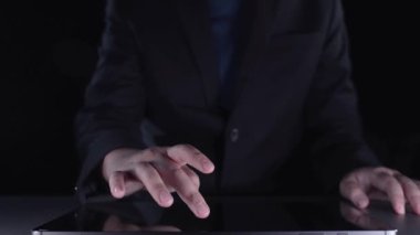 Verimli çalışma süreçleri için çevrimiçi belge dizinlerini yöneten iş adamı. Tüm önemli çevrimiçi belgelerinize kolayca güvenli ve hızlı bir şekilde erişim sağlayın. Kullanıcı Kimliği