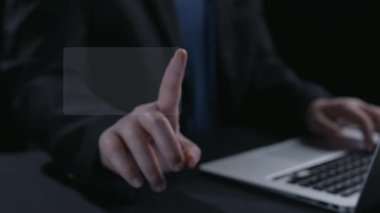 İş adamı, tahminsel büyük veri modellerinden gerçek zamanlı analizlere uzanan eğilimleri ve görüşleri ortaya çıkarmak için veri analizlerini derinlemesine inceleyerek, veri güdümlü kararların analitik endüstrileri UUID 'ye nasıl yönlendireceğini öğrenir