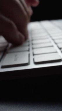 Bilgisayar klavyesinde parmaklarıyla daktilo eden hızlandırılmış yakın çekim adam. Makro yumuşak odaklı bebek çekimi. Bilgisayar programlama, metin sohbeti çevrimiçi mesajlaşma ve çevrimiçi pazarlama işi hiper hız kavramı.
