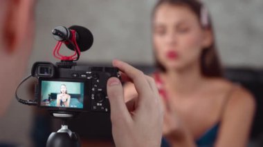 Erkek arkadaşı ya da kameramanı canlı yayın ekipmanıyla güzellik ve kozmetik dersi veren genç bir kadını filme alıyor. Güzellik blogcusu sosyal medya izleyicilerine ya da takipçilerine güzellik videosu yapıyor. Düzenle